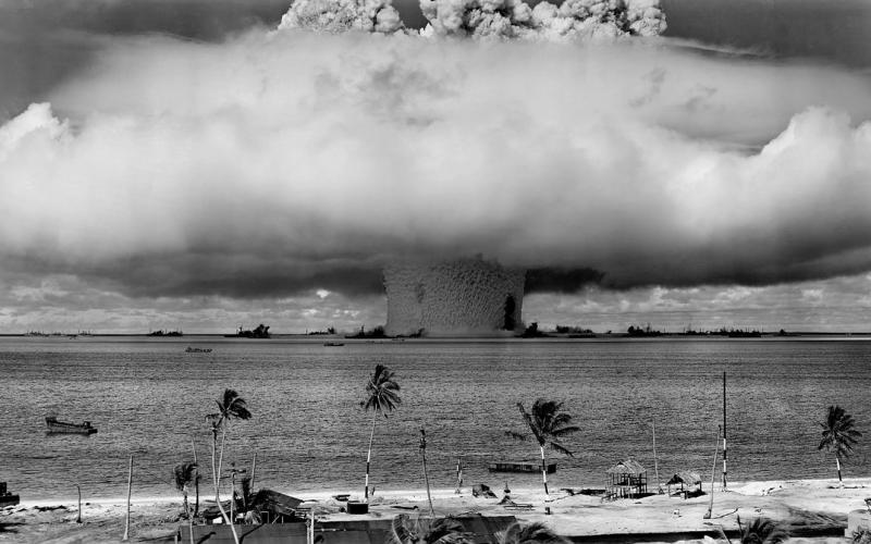 Испытания водородной бомбы на острове Бикини в Тихом океане.